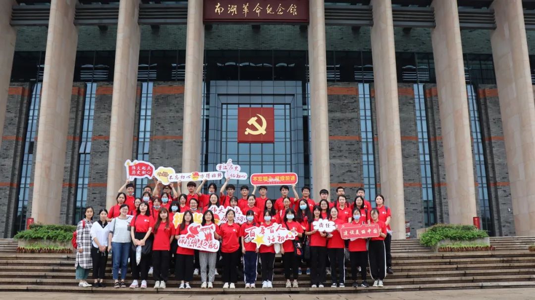 美剧屋
学子在浙江省“挑战杯”红色...